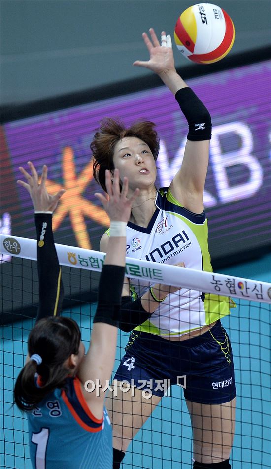 [포토]스파이크 공격 시도하는 황연주