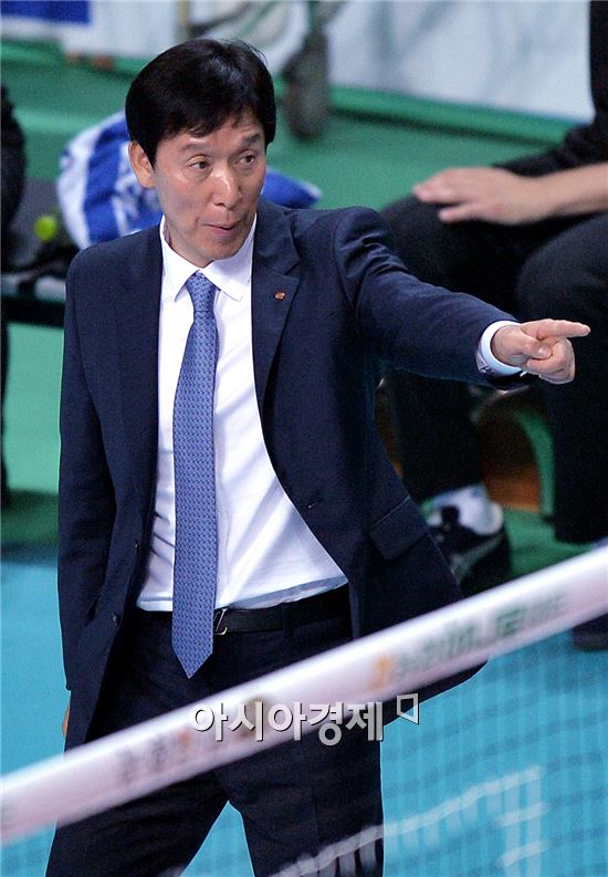 [포토]선수들 독려하는 신영철 감독