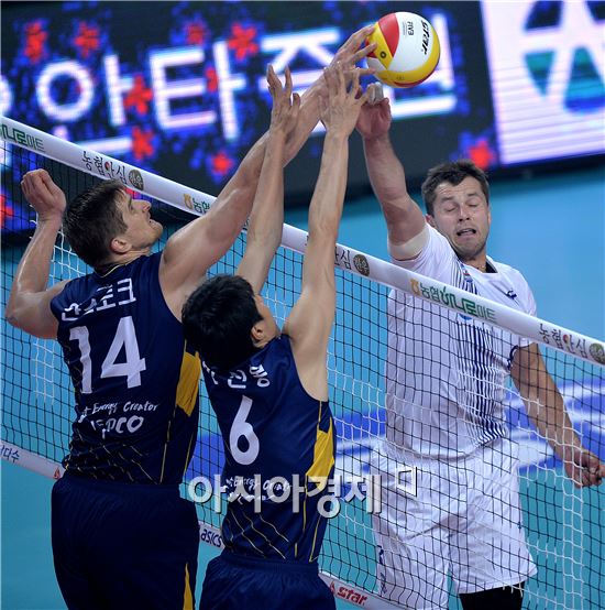 [포토]얀 스토크, '내 팔이 더 길어'