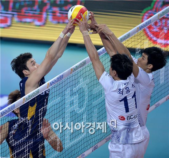 [포토]권준형-최홍석, '밀어넣기 다툼'