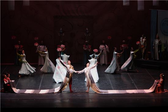 형식 파괴 거부한 동양의 '로미오와 줄리엣'