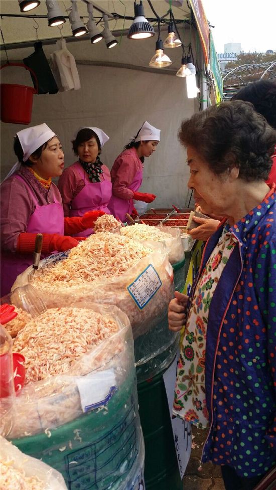 마포 월드컵공원에 새우젓 장터 섰다 