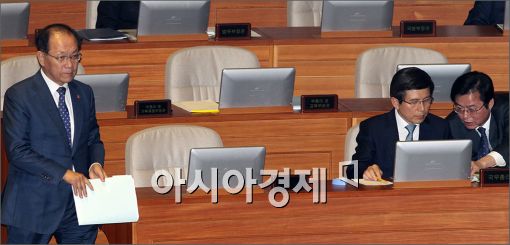 [포토]황우여 '두꺼운 서류뭉치 들고'