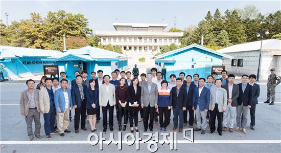 광주은행은 지난 15일 김한 은행장을 비롯한 임직원 40여명이 함께 안보의식 고취를 위해 판문점 지역 견학행사를 펼쳤다.