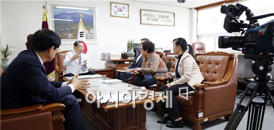 카자흐스탄의 국영TV 채널인 ‘카자흐스탄’방송사가 ‘한국의료특집’제작을 위해 16일 전남대병원을 방문, 윤택림 병원장 인터뷰와 의료시설 및 장비 그리고 진료현장 등을 촬영했다.
