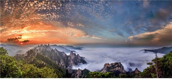 제14회 국립공원 사진공모전 최우수상을 수상한 남택근씨의 '환상적인 설악산'