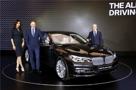 이안 로버슨 BMW그룹 세일즈마케팅 총괄 사장(가운데)과 김효준 BMW코리아 사장(오른쪽)