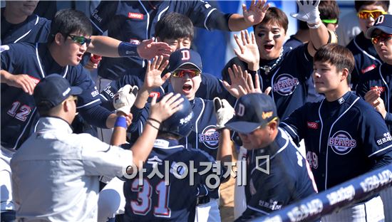 [포토]정수빈, '기분좋은 선취득점이야'