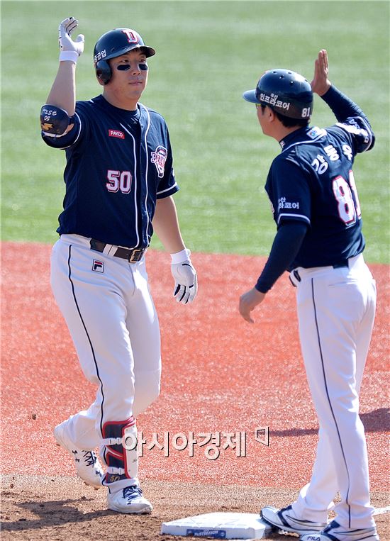 [포토]'1타점' 김현수, '1회부터 분위기 좋아'