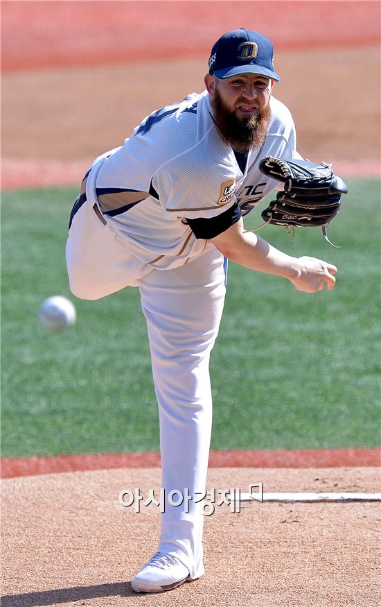 [포토]PO 1차전 NC 선발 해커의 역투
