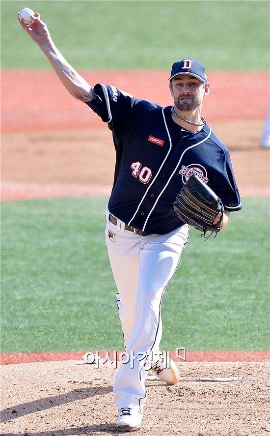 [포토]역투하는 두산 선발 니퍼트