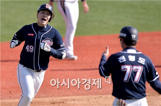 [포토]민병헌, '추가 솔로포 넘겼어요'