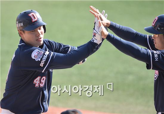 [포토]민병헌, '기분좋은 추가 솔로포'