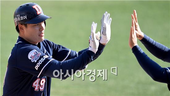 [포토]민병헌, '우측 담장 넘겼어요'