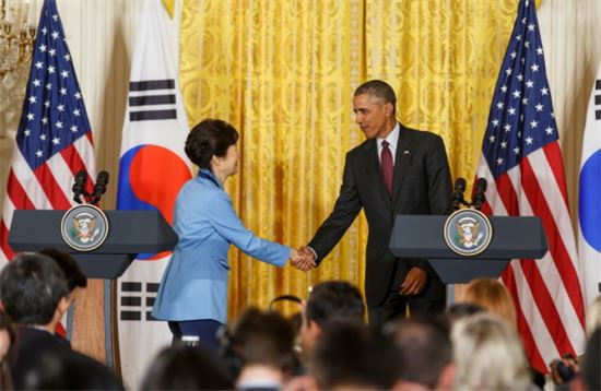16일 오후(현지시간) 미국 워싱턴DC에서 개최된 한미 공동기자회견을 끝마치고 박근혜 대통령과 버락 오바마 미국 대통령이 악수하고 있다.(사진제공 : 청와대)