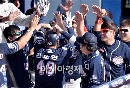 [포토]민병헌 홈런에 기뻐하는 두산 더그아웃