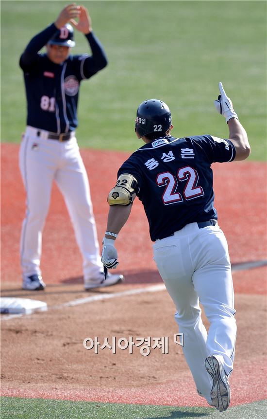 [포토]홍성흔, '추가 솔로포 넘어갔어!'