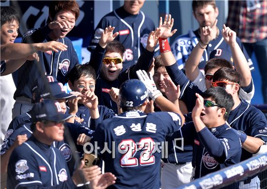 [포토]홍성흔, '나도 하나 넘기고 왔어'