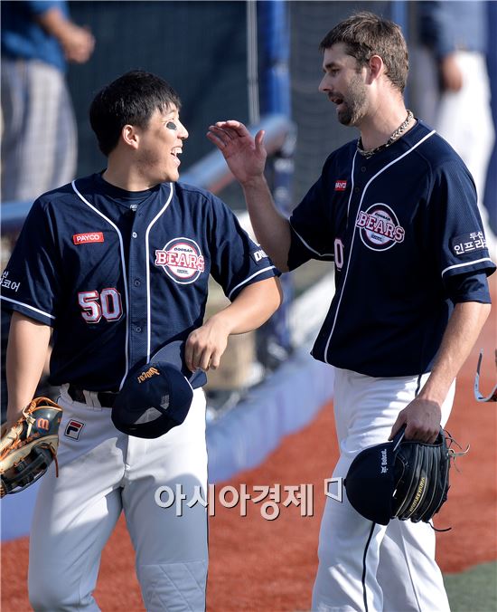 [포토]김현수, '니느님, 역시 대단해'