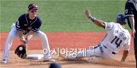 [포토]도루 성공하는 NC 테임즈