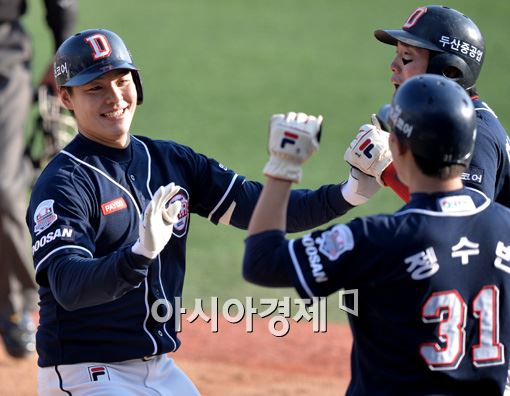 [포토]민병헌, '쐐기 스리런 넘어갔어!'