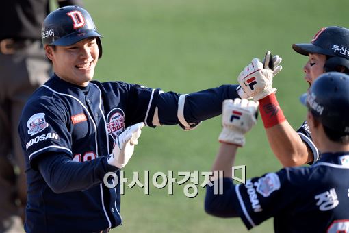 [포토]민병헌, '쐐기 스리런에 함박미소'