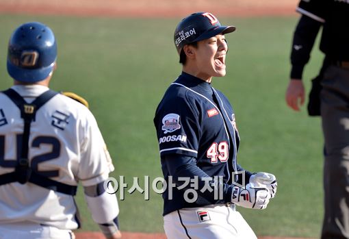 [포토]민병헌, '짜릿한 쐐기 스리런 환호'