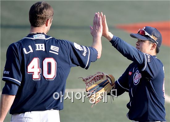 [포토]니퍼트와 하이파이브하는 두산 선발 니퍼트