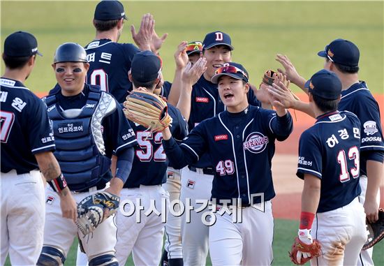 [포토]민병헌, '1차전은 가볍게 7-0 영봉승으로!'