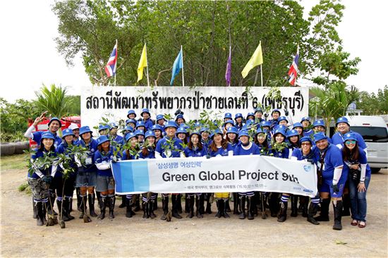삼성생명 직원들이 태국 펫차부리 지역을 방문해 맹그로브 식목 봉사활동을 펼치고 기념촬영을 하고 있다.