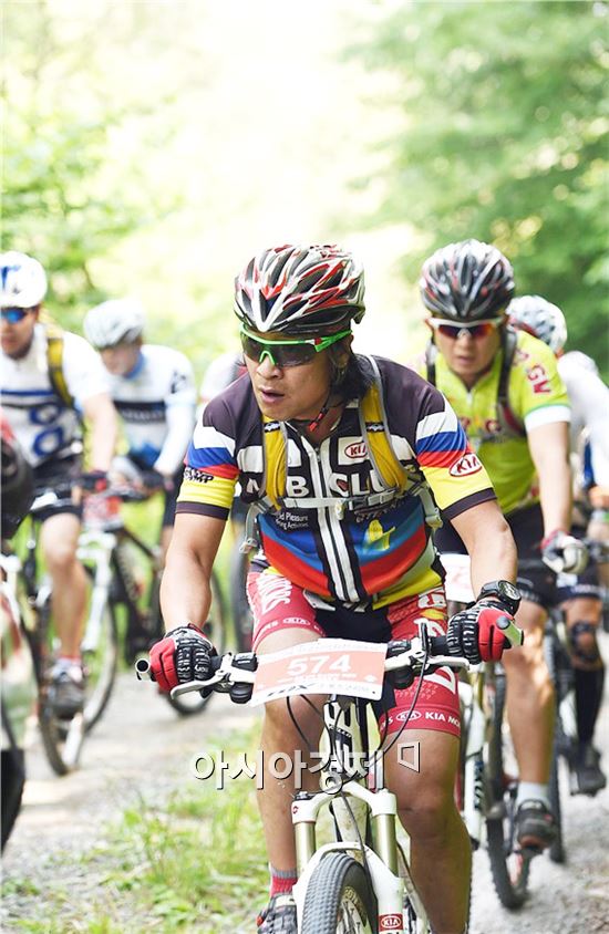 고창군 MTB파크에서 ‘제1회 KMU(한국산악자전거 동호인, 회장 정연복) 전국 산악자전거 대회’가  열렸다.
