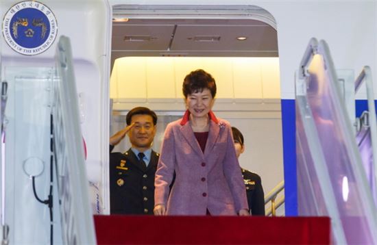 미국 방문 일정을 마친 박근혜 대통령이 18일 새벽 경기도 성남 서울공항에 도착하고 있다.(사진 : 청와대)