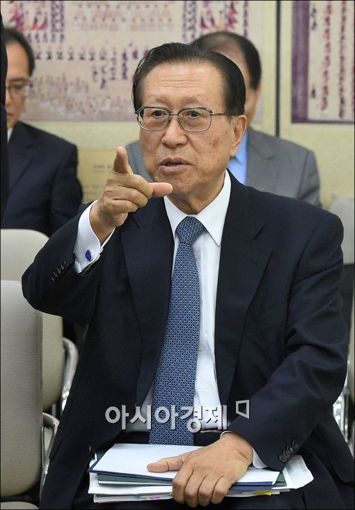 [포토]손가락질 하는 김정배 국사편찬위원장