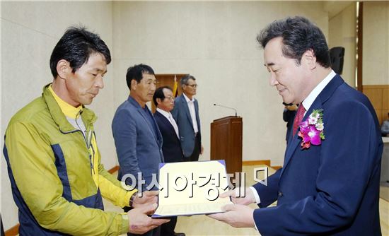 이낙연 전남지사가 19일 오전 전라남도농업기술원에서 열린 ‘2015 전라남도친환경농업인연합회 한마음대회’에 참석, 전남친환경농업 발전에 기여한 농업인에 대한 도지사 표창장을 수여하고 있다.사진제공=전남도