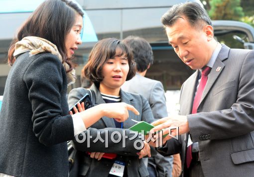 [포토]대화 나누는 취재진들과 이산가족 상봉행사 실무진들