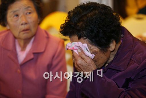 [포토]'북에 있는 오빠 생각에 눈물부터' 