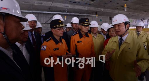 [포토]제2롯데월드 공사 관계자들과 대화 나누는 박인용 장관