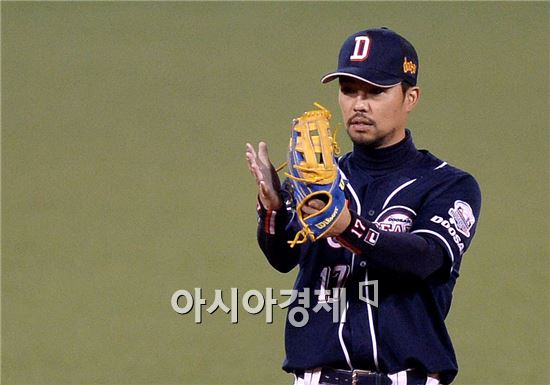 [포토]박수치는 오재원, '수비 좋아!'