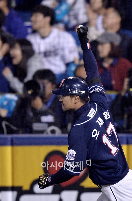 [포토]환호하는 오재원, '오늘은 내가 해결사'