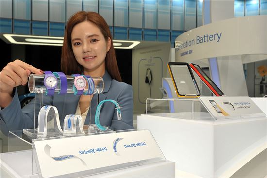 삼성SDI, 섬유처럼 자유자재로 휠 수 있는 배터리 공개