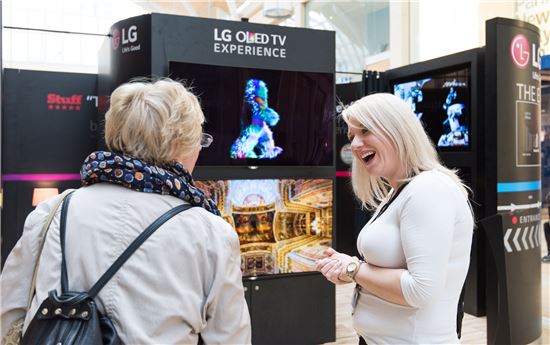 19일(현지시각) 영국 카디프(Cardiff)의 세인트 데이비스 센터(St. David's Centre)에 마련한 LG 올레드 TV 전시공간에서 LG전자 직원이 고객들에게 LG 올레드 TV를 소개하고 있다. (사진제공 : LG전자)