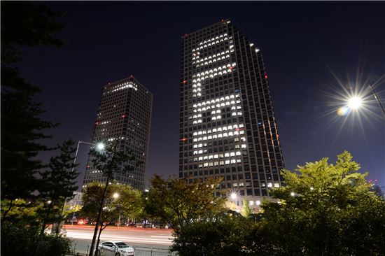 서울 여의도 LG트윈타워의 밤을 밝히고 있는 OLED 문구