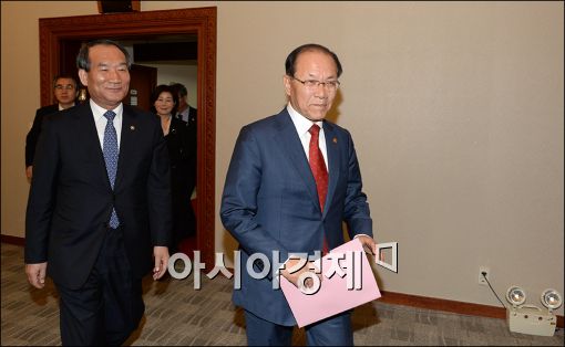 [포토]국무회의 참석하는 황우여 교육부 장관
