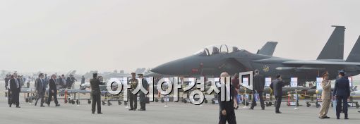 [포토]다양한 전투기 구경하는 외국군 관계자들