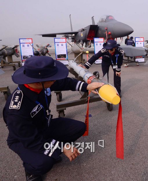 [포토]'F-15K구경하는 조종사들'