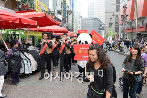 서울 남대문에서 중국인 관광객들을 위한 행사를 진행하고 있는 모습.(사진은 기사 내용과 무관함).