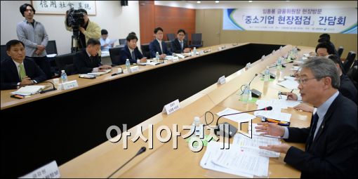 [포토]업 고충듣는 임종룡 금융위원장
