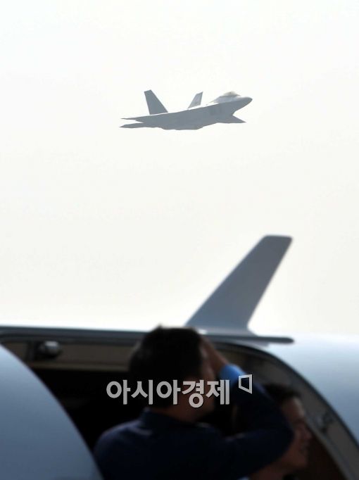 [포토]멋진 비행 선보이는 F-22