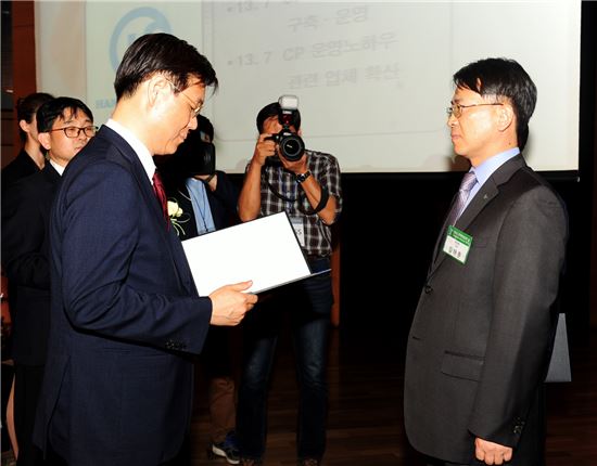 이관섭 산업통상자원부 차관(사진왼쪽)이 한진해운 김태훈 상무(사진 오른쪽)에게 표창장을 수여하고 있다.