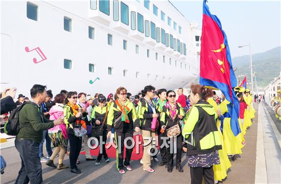 전라남도는 중화태산호 관광객에게 환영행사, 체험과 볼거리를 제공하고 여수시에서는 지역특산물 판매장을 개설했다. 또한 한국관광공사와 공동으로 관광객 맞이 친절운동인 K-스마일 캠페인도 함께 전개해 중화태산호 관광객의 여수항 재방문 열망을 전달했다.
